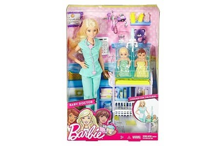 ברבי רופאת תינוקות עם שלל עזרי משחק במגוון צבעים